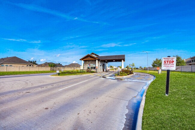 Building Photo - 2207 Golden Topaz Dr