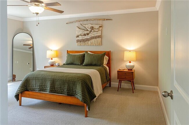 Building Photo - 660 Stately Dr