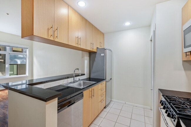 Building Photo - Beautiful Studio in Belltown