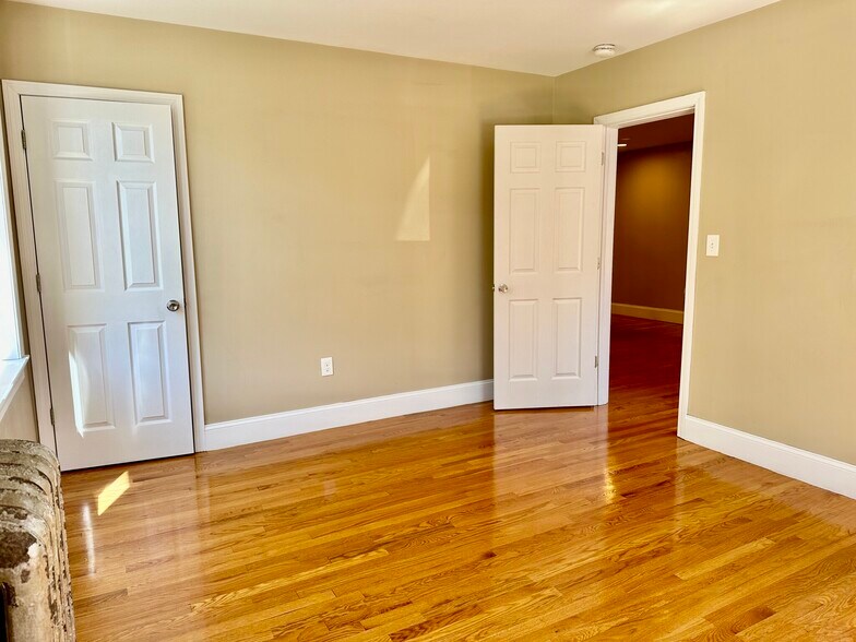 Building Photo - 72 Egmont St