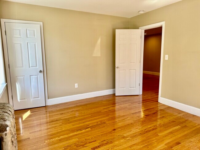 Building Photo - 72 Egmont St