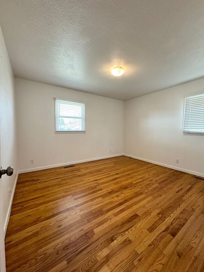 Building Photo - Charming Updated 3bd, 1bath Home In SW Lov...