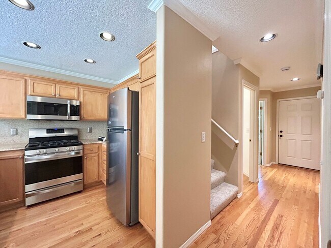 Building Photo - Spacious 4 Bed, 2.5 Bath House