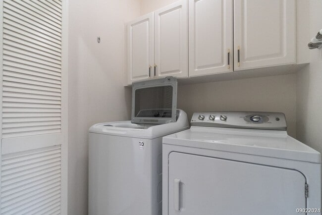 Building Photo - $3,100 / 2br - 2BED 2 BATH TOWNHOUSE IN ME...