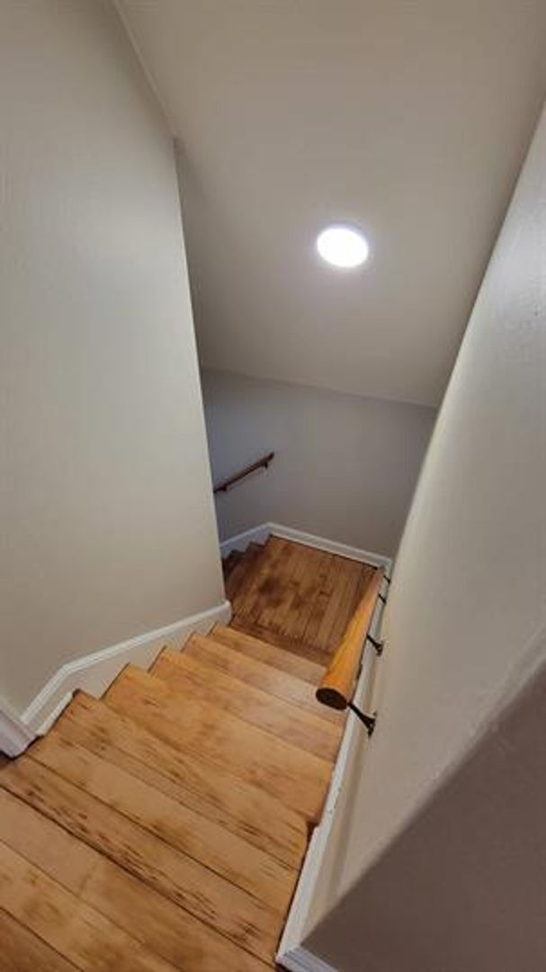 Building Photo - **Charming 1-Bedroom Plus Den Home with Modern Comforts**