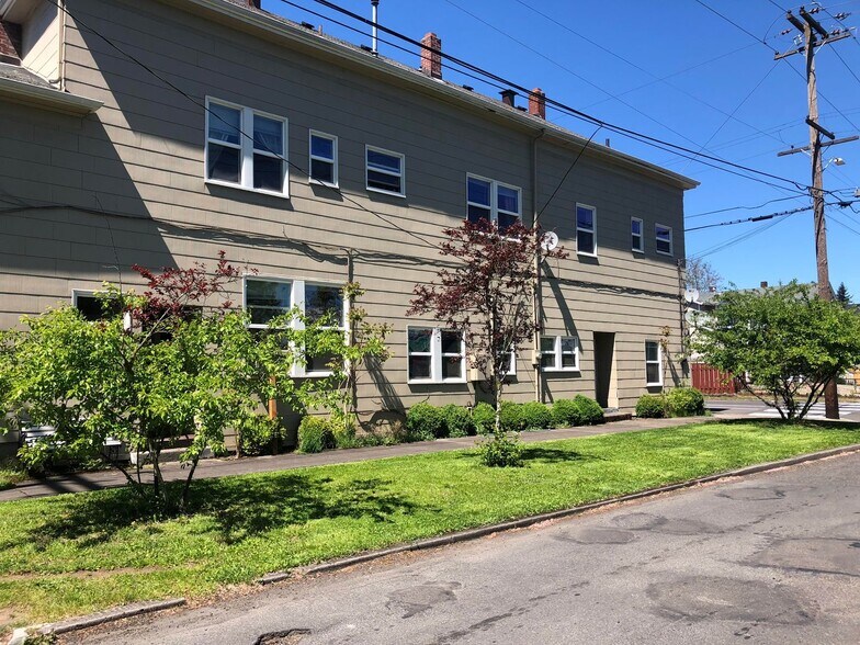 Primary Photo - 7630 SE Woodstock Blvd