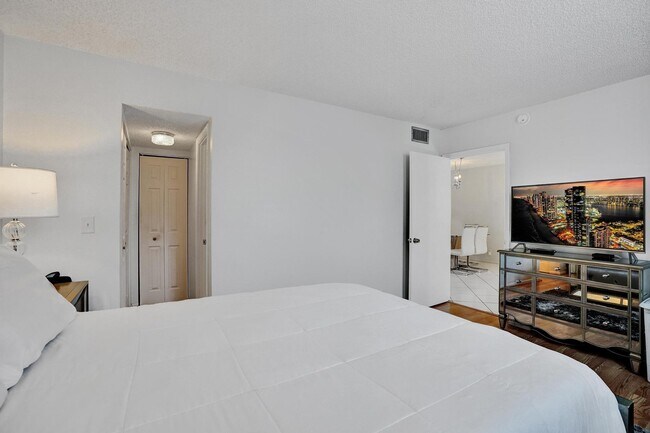 Building Photo - 9480 Poinciana Pl