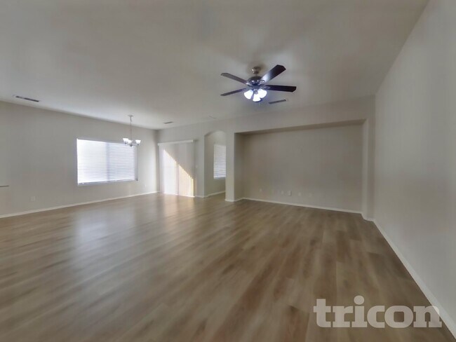 Building Photo - 16823 W Cottonwood St