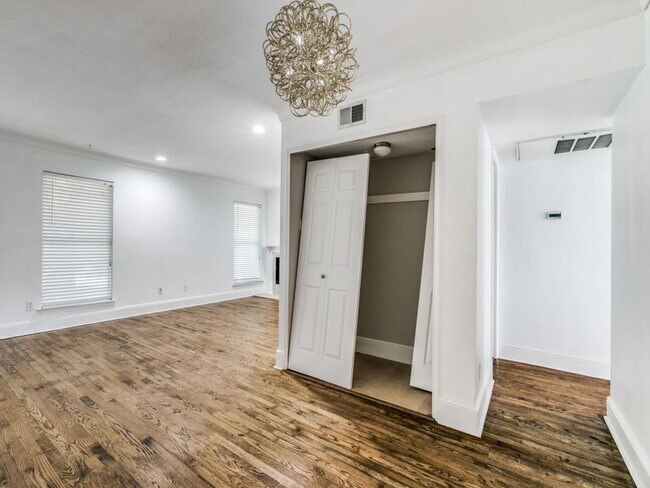 Building Photo - Remodeled Central Dallas Condo