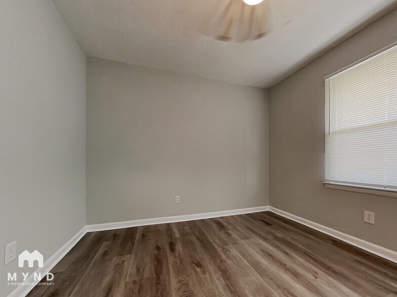 Building Photo - 221 Tanglewood Dr