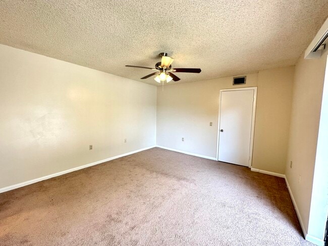 Building Photo - 805 8th Way