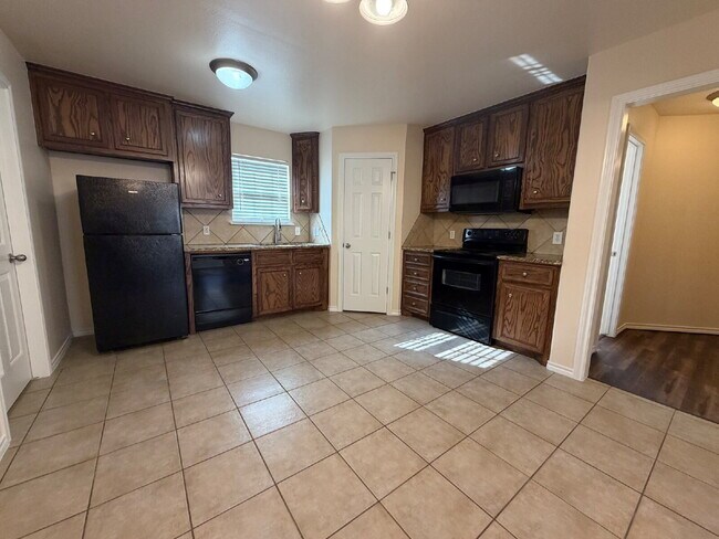 Building Photo - Charming 3-Bed, 2-Bath Spacious Home in Fox Den!