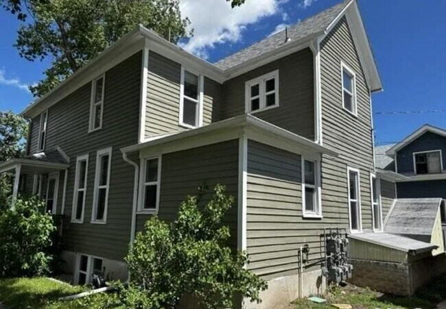 Building Photo - 2120 Russell Ave