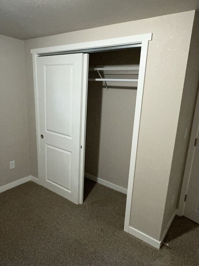 Building Photo - Utilities Included - 1 Bed 1 Bath Apartment