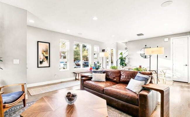 Building Photo - Beautiful 4 bedroom 3 bathroom property in Jefferson Park Denver