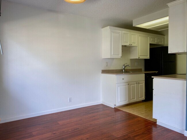 Building Photo - Beautiful 2-bedroom, 1-bath townhouse with 1 assigned parking stall located in a quiet