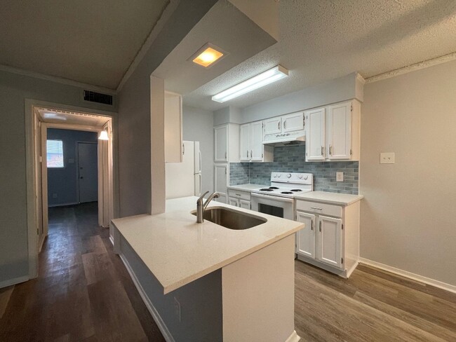 Building Photo - 3624 Parkridge Dr