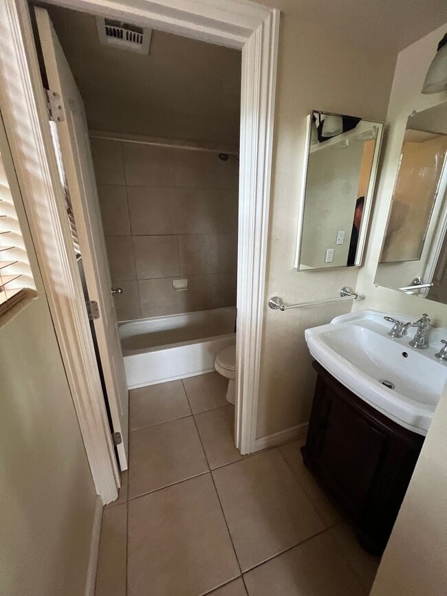 Building Photo - RENT REDUCED! Village at University Height...