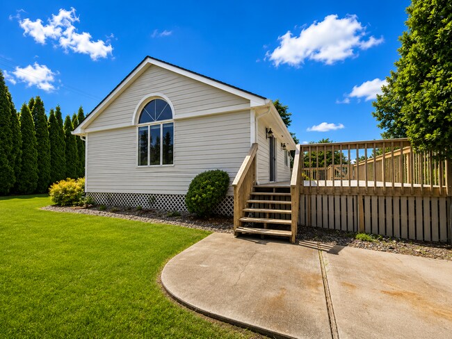 Building Photo - Charming Home on .34 acres!