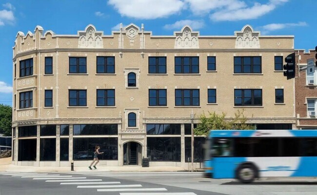 Building Photo - 4909 Lindenwood Ave