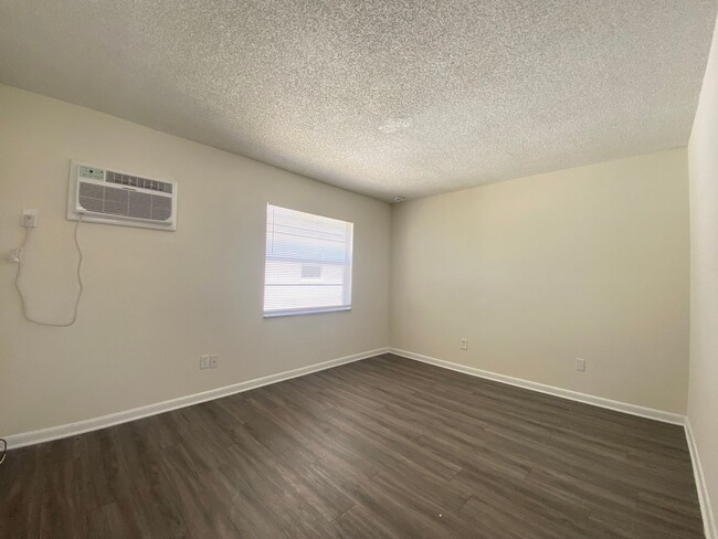 Building Photo - Updated One Bedroom, One Bath Apartment in...