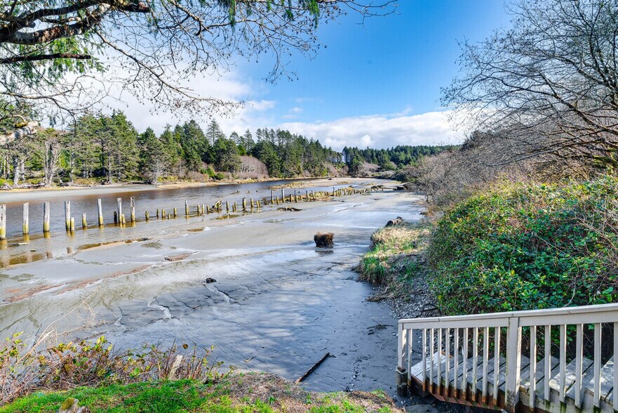 Building Photo - 4876 Railroad Ave