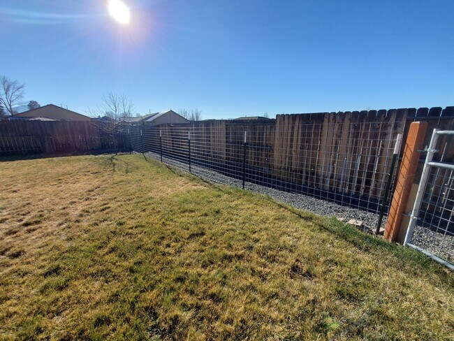 Building Photo - 3 Bedroom 2 Bath Single Family Home