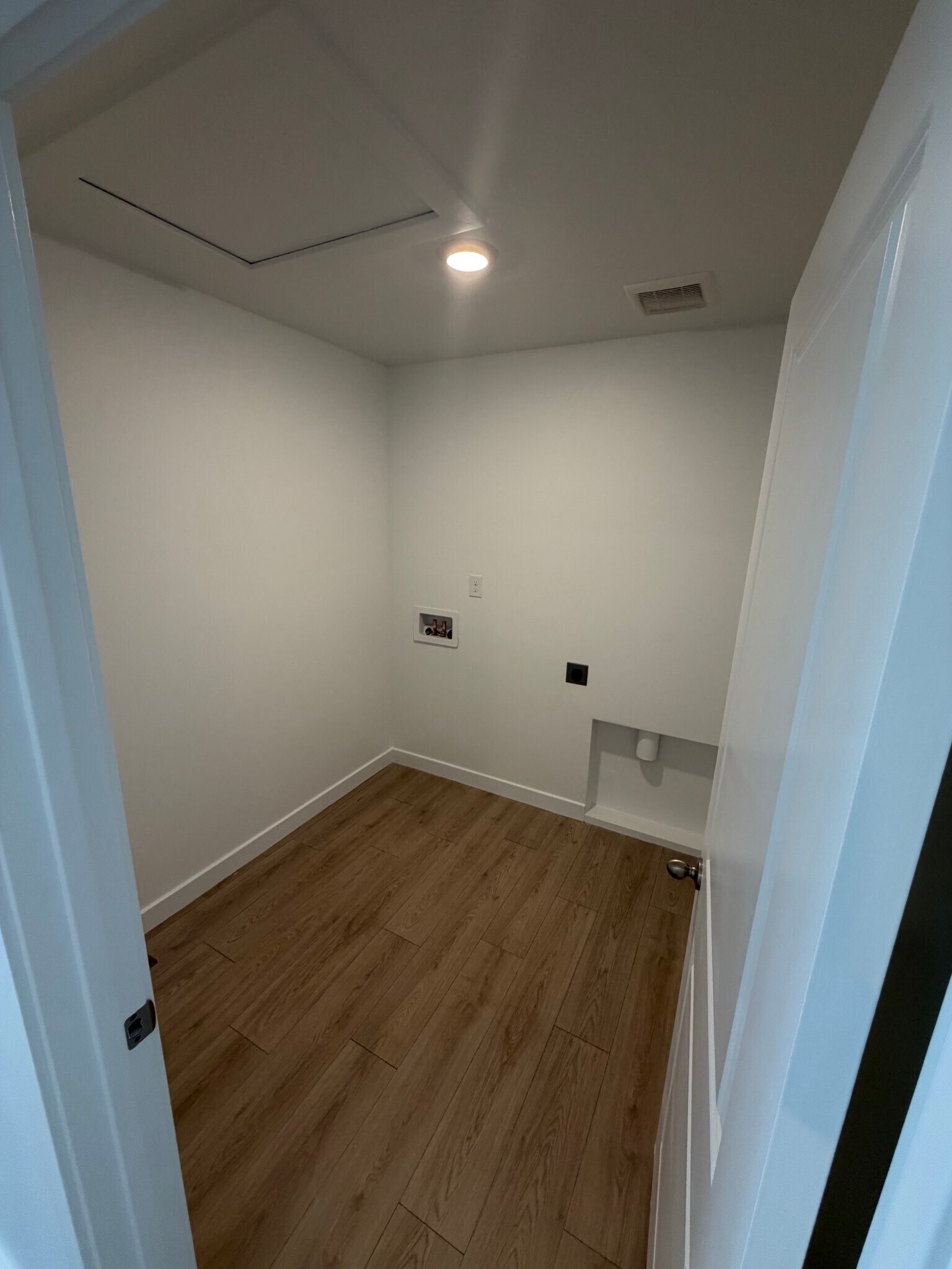 Building Photo - 537 E Levengrove Dr