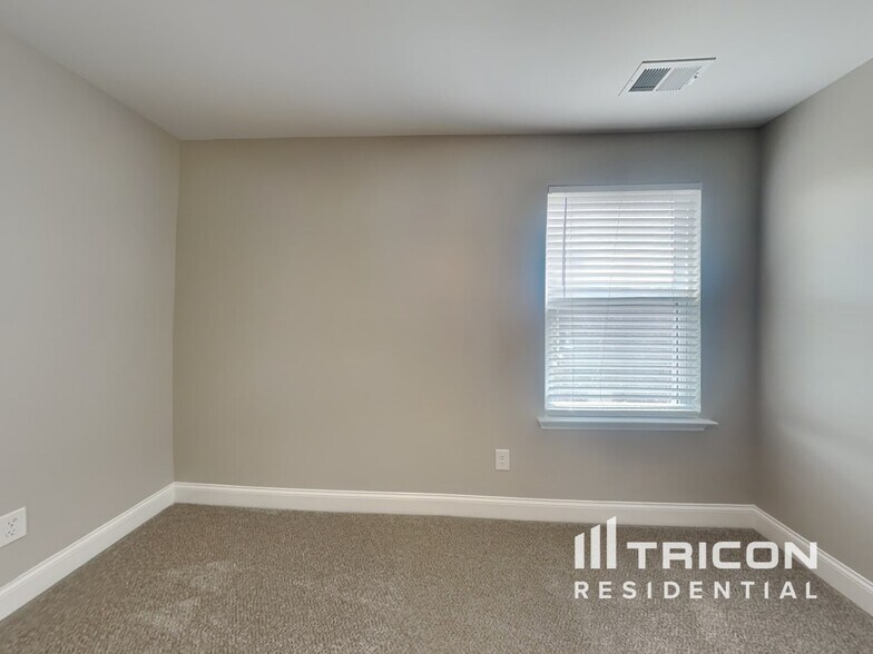 Building Photo - 1013 Wickshire Dr