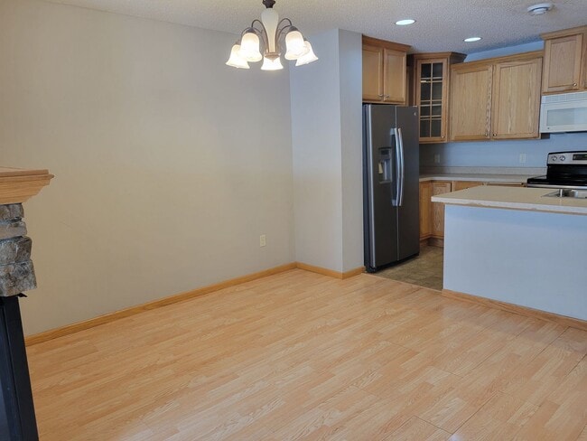 Building Photo - Middle Unit Townhouse