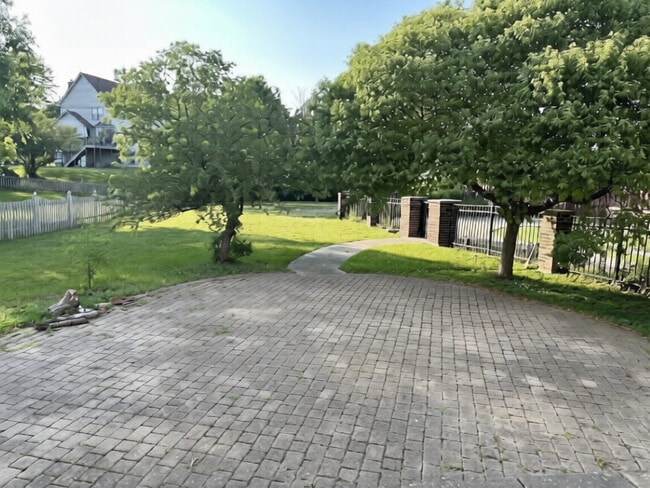 Building Photo - 5490 Fox Path Ln