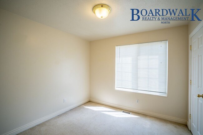 Building Photo - 4 Bed Home in Quiet S. Weber Neighborhood Near Park