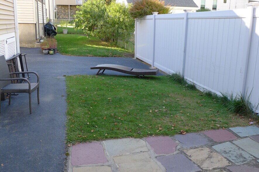 Building Photo - 12 Chestnut St