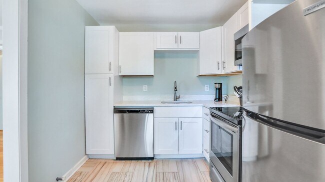 Building Photo - Beautifully renovated Move-in Ready 2bed 1...