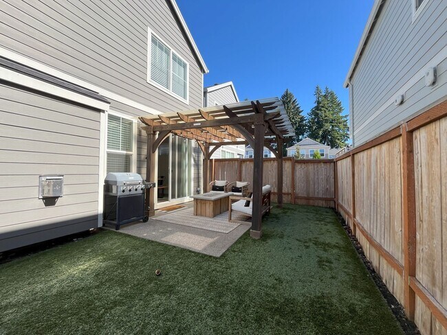 Building Photo - Spacious 3-Bedroom + Loft Home with Modern...