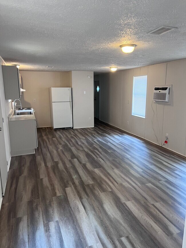 Building Photo - 4111 Daisy Ln