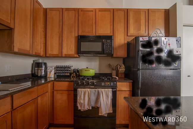 Building Photo - 758 N Larrabee St