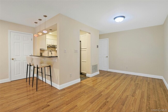 Building Photo - 5 Soundview St