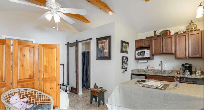 Building Photo - 479 Probart St