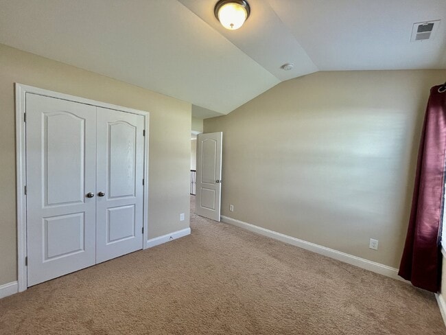 Building Photo - 4 Bed, 2 And A Half Bath Nest In Bedford