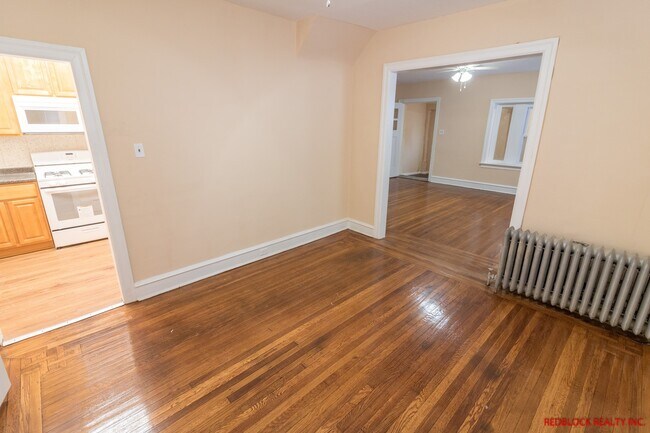 Building Photo - ???UPDATED, HUGE 4 BEDROOM AND 2 BATH HOME...