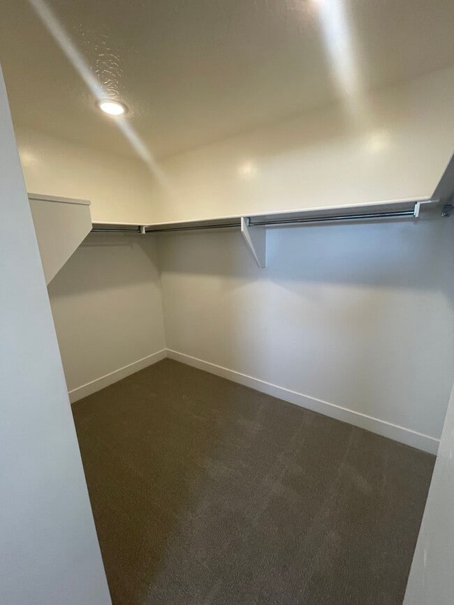 Building Photo - Beautiful Townhome! Washer and dryer included.