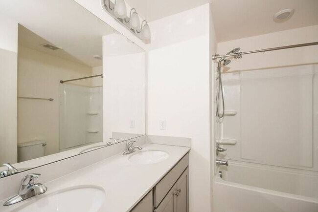 Building Photo - 3 bed / 2.5 bath ~ Foxbank Plantation