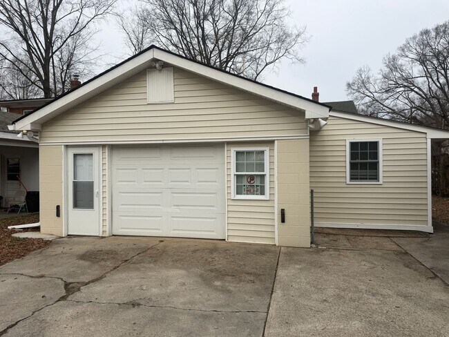 Building Photo - Cape cod home in Colonial Heights