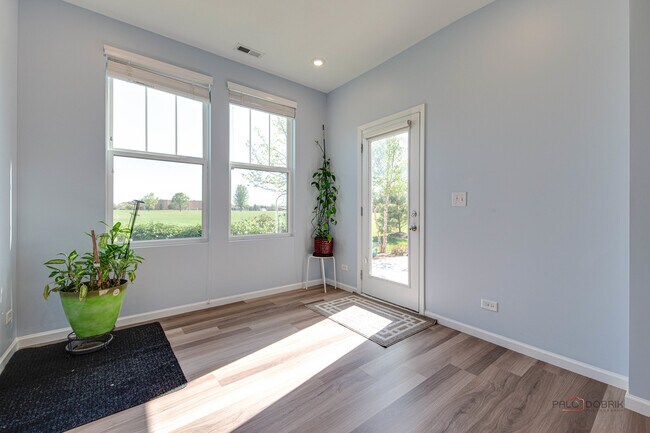 Building Photo - 573 Watercress Dr