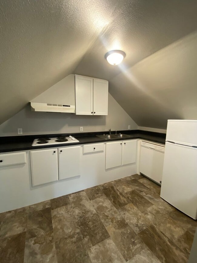 Building Photo - 105 7th Ave SE