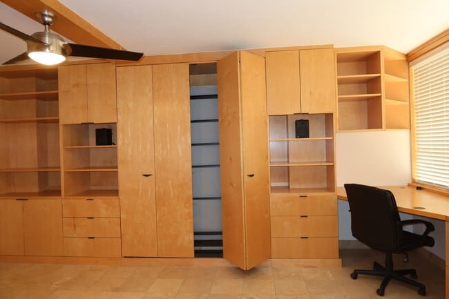 Building Photo - Downtown Studio / Home Office / All Bills ...