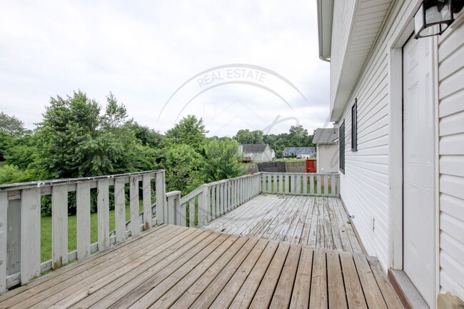 Building Photo - Three Bedroom On One Acre Lot in Clarksvil...