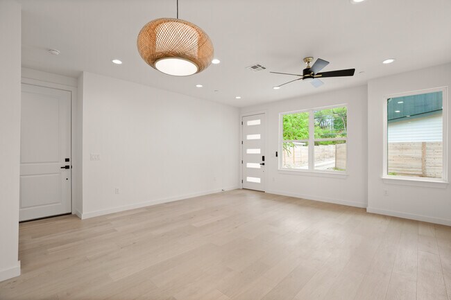 Building Photo - 5305 Ledesma Rd