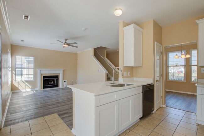Building Photo - 3 Bed, 2.5 Bath Home Conveniently Located ...